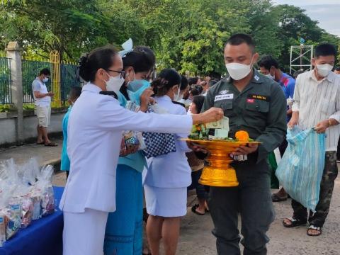 ร่วมพิธีทำบุญตักบาตรถวายพระราชกุศล