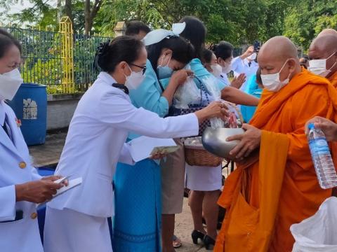 ร่วมพิธีทำบุญตักบาตรถวายพระราชกุศล