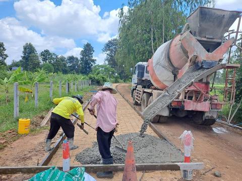 ลงพื้นที่ติดตามการก่อสร้างถนนคอนกรีตเสริมเหล็ก (หมู่ที่ 6)