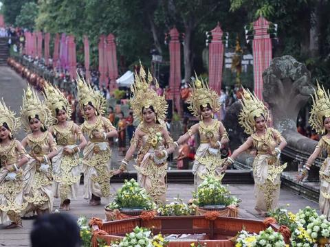 ร่วมพิธีเปิดงานประเพณีขึ้นเขาพนมรุ้ง