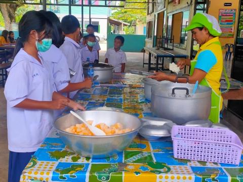 ออกเยี่ยมและติดตามเงินอุดหนุนอาหารกลางวัน (ร.ร.บ้านคอกควาย)