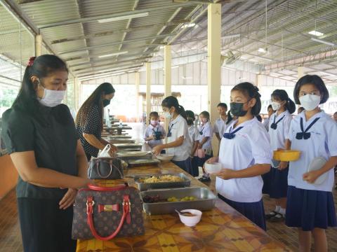 ออกเยี่ยมและติดตามเงินอุดหนุนอาหารกลางวัน (ร.ร.บ้านแพงพวย)