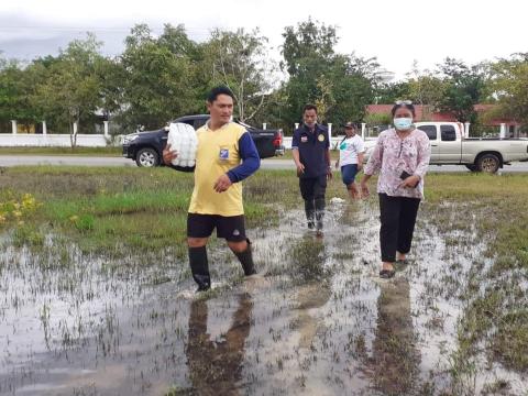 ลงพื้นที่มอบถุงยังชีพแก่หมู่ที่ 3,7,8 และหมู่ที่ 10