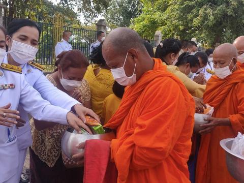 ร่วมพิธีทำบุญตักบาตรและวางพวงมาลาถวายสักการะ