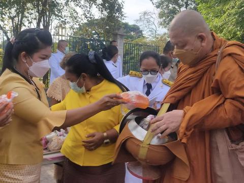 ร่วมพิธีทำบุญตักบาตรและวางพวงมาลาถวายสักการะ