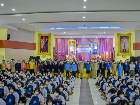 ร่วมพิธีมอบสิ่งของพระราชทาน