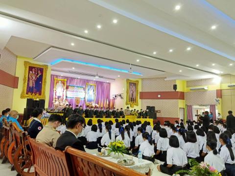 ร่วมพิธีมอบสิ่งของพระราชทาน