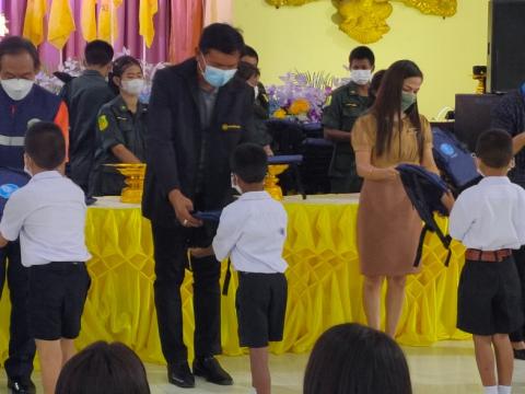 ร่วมพิธีมอบสิ่งของพระราชทาน