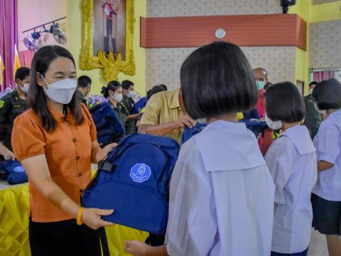 ร่วมพิธีมอบสิ่งของพระราชทาน