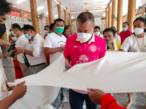 ร่วมพิธีตัดผ้าขาวบริจาคโลงศพ