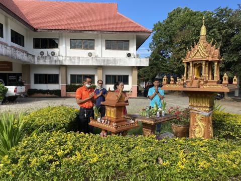 ไหว้ศาลพระภูมิ