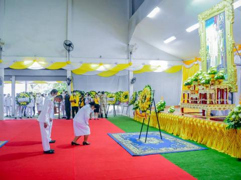 ร่วมพิธีบำเพ็ญกุศลและพิธีน้อมรำลึกเนื่องในวันคล้ายวันสวรรคต พระบาทสมเด็จพระบรมชนกาธิเบศร มหาภูมิพลอดุลยเดชมหาราช บรมนาถบพิตร