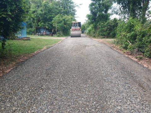 ลงพื้นที่ติดตามโครงการลงหินคลุกบ้านหนองเสม็ด