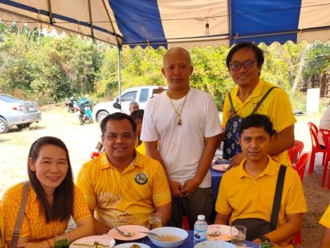 ร่วมเป็นแขกในงานอุปสมบทของนายมังกร คำกลาง เป็นบุตรชายนายบัญชา คำกลาง พนักงานขับรถยนต์องค์การบริหารส่วนตำบลนางรอง