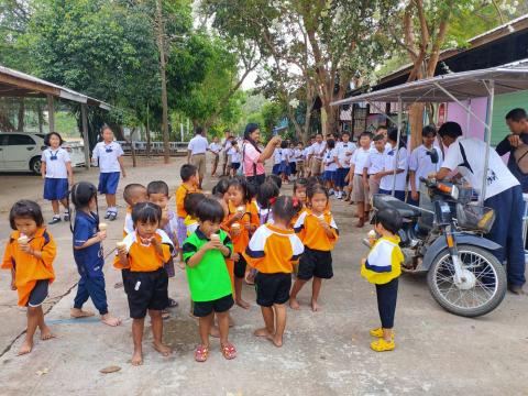 วัดป่าดอนโจร มอบไอศกรีมให้แก่เด็กศูนย์พัฒนาเด็กเล็กโรงเรียนบ้านหนองงิ้วหนองไทร