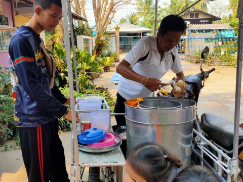 วัดป่าดอนโจร มอบไอศกรีมให้แก่เด็กศูนย์พัฒนาเด็กเล็กโรงเรียนบ้านหนองงิ้วหนองไทร