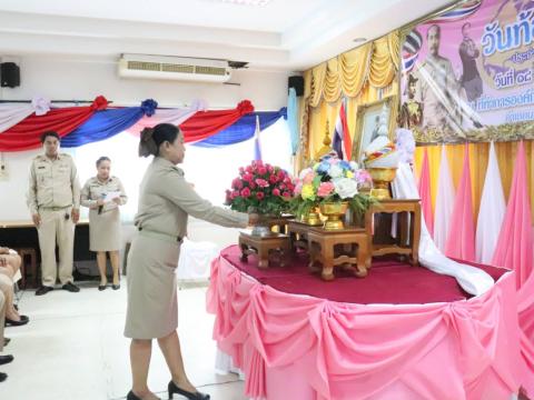 เข้าร่วมพิธีวางพานพานพุ่มดอกไม้สด เนื่องใน "วันท้องถิ่นไทย"