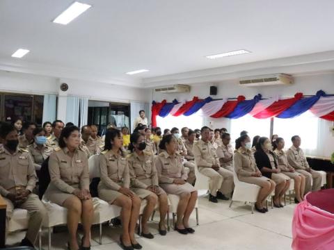 เข้าร่วมพิธีวางพานพานพุ่มดอกไม้สด เนื่องใน "วันท้องถิ่นไทย"