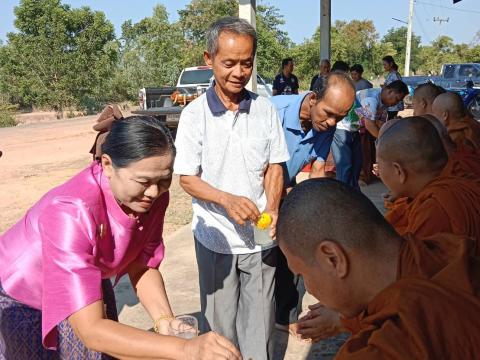 ร่วมพิธีทำบุญตักบาตรกลางบ้านหนองเสม็ด หมู่ที่ 3 ตำบลนางรอง อำเภอนางรอง จังหวัดบุรีรัมย์