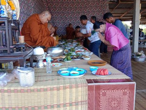 ร่วมพิธีทำบุญตักบาตรกลางบ้านหนองเสม็ด หมู่ที่ 3 ตำบลนางรอง อำเภอนางรอง จังหวัดบุรีรัมย์