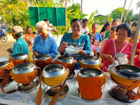 ร่วมพิธีทำบุญตักบาตรตาปู่หนองพลวง บ้านคอกควายหมู่ที่7 ตำบลนางรอง อำเภอนางรอง จังหวัดบุรีรัมย์