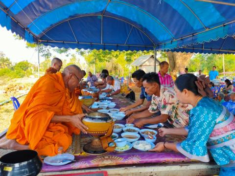 ร่วมพิธีทำบุญตักบาตรตาปู่หนองพลวง บ้านคอกควายหมู่ที่7 ตำบลนางรอง อำเภอนางรอง จังหวัดบุรีรัมย์