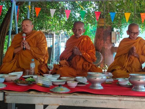 ร่วมพิธีทำบุญตักบาตรตาปู่บ้านหนองงูเหลือม