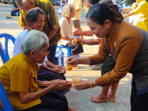 ร่วมพิธีทำบุญตักบาตรตาปู่บ้านหนองงูเหลือม