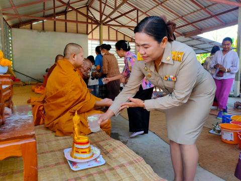 ร่วมพิธีทำบุญตักบาตรตาปู่กลางบ้านแพงพวย