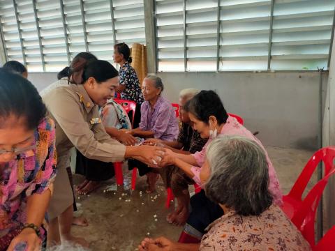 ร่วมพิธีทำบุญตักบาตรตาปู่กลางบ้านแพงพวย