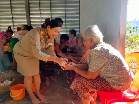 ร่วมพิธีทำบุญตักบาตรตาปู่กลางบ้านแพงพวย