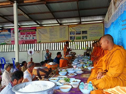 ร่วมพิธีทำบุญตักบาตรตาปู่สระหนองใหญ่ บ้านคอกควาย หมู่ 7