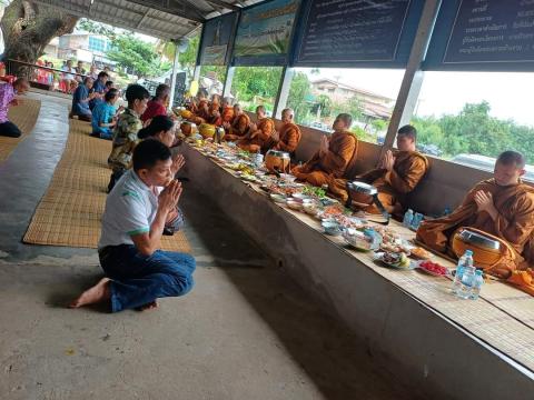 ร่วมพิธีทำบุญตักบาตรตาปู่กลางบ้านหนองเสม็ดพัฒนา หมู่ที่14