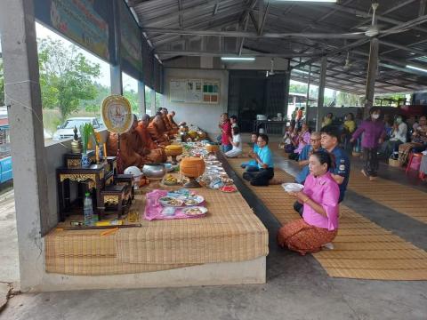 ร่วมพิธีทำบุญตักบาตรตาปู่กลางบ้านหนองเสม็ดพัฒนา หมู่ที่14