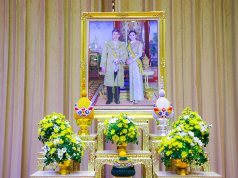 เข้าร่วมพิธีรับพระราชทานพระบรมฉายาลักษณ์พระบาทสมเด็จพระเจ้าอยู่หัว ที่ฉายกับสมเด็จพระนางเจ้าฯ พระบรมราชินี ณ หอประชุมจังหวัดบุรีรัมย์